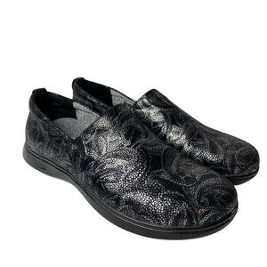Klogs Women’s Leena Slip On Loafers Sneakers Black Silver Paisley Print Size 9